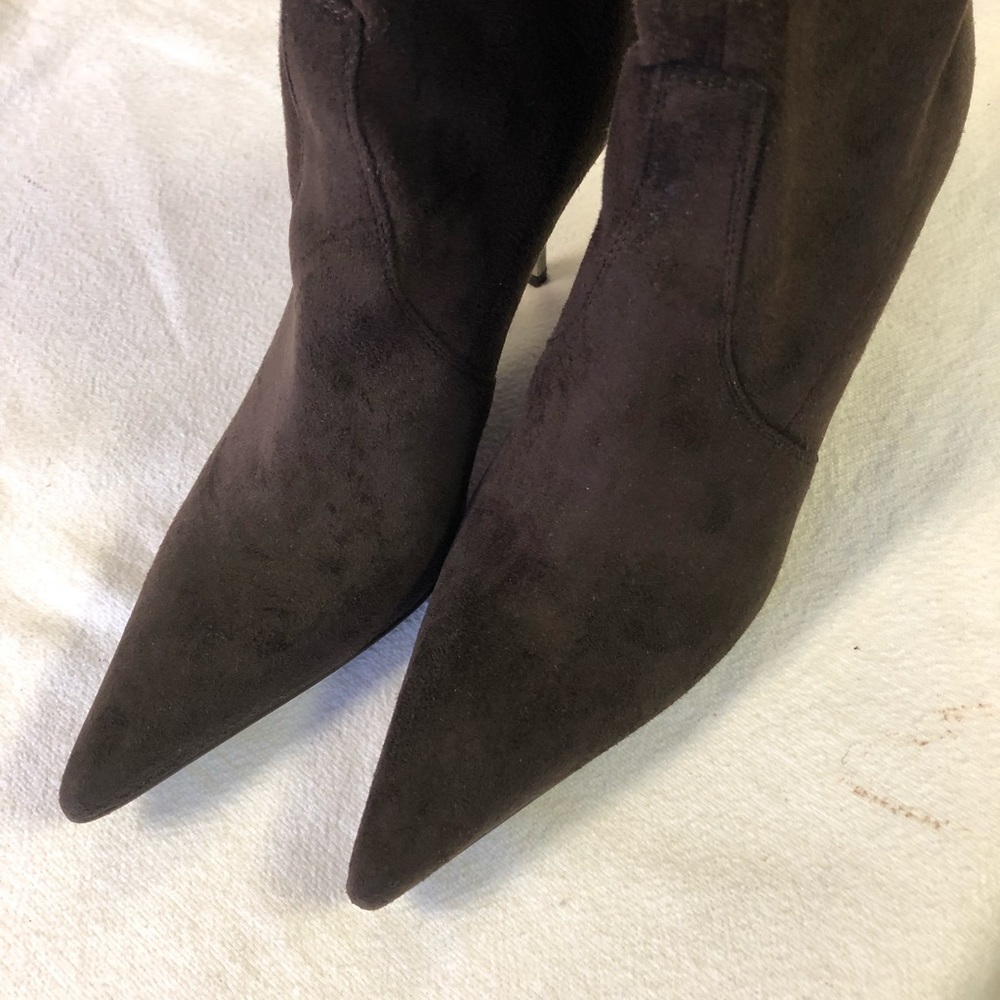 Donald J. Pliner Brown sued Size 7.